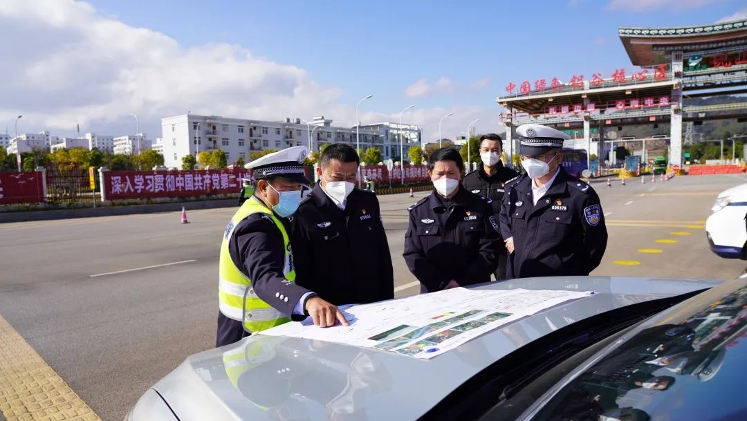 庄宇到砚山督导元旦交通安保工作 慰问一线的民警辅警