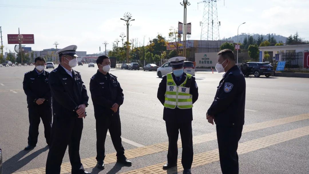 庄宇到砚山督导元旦交通安保工作 慰问一线的民警辅警